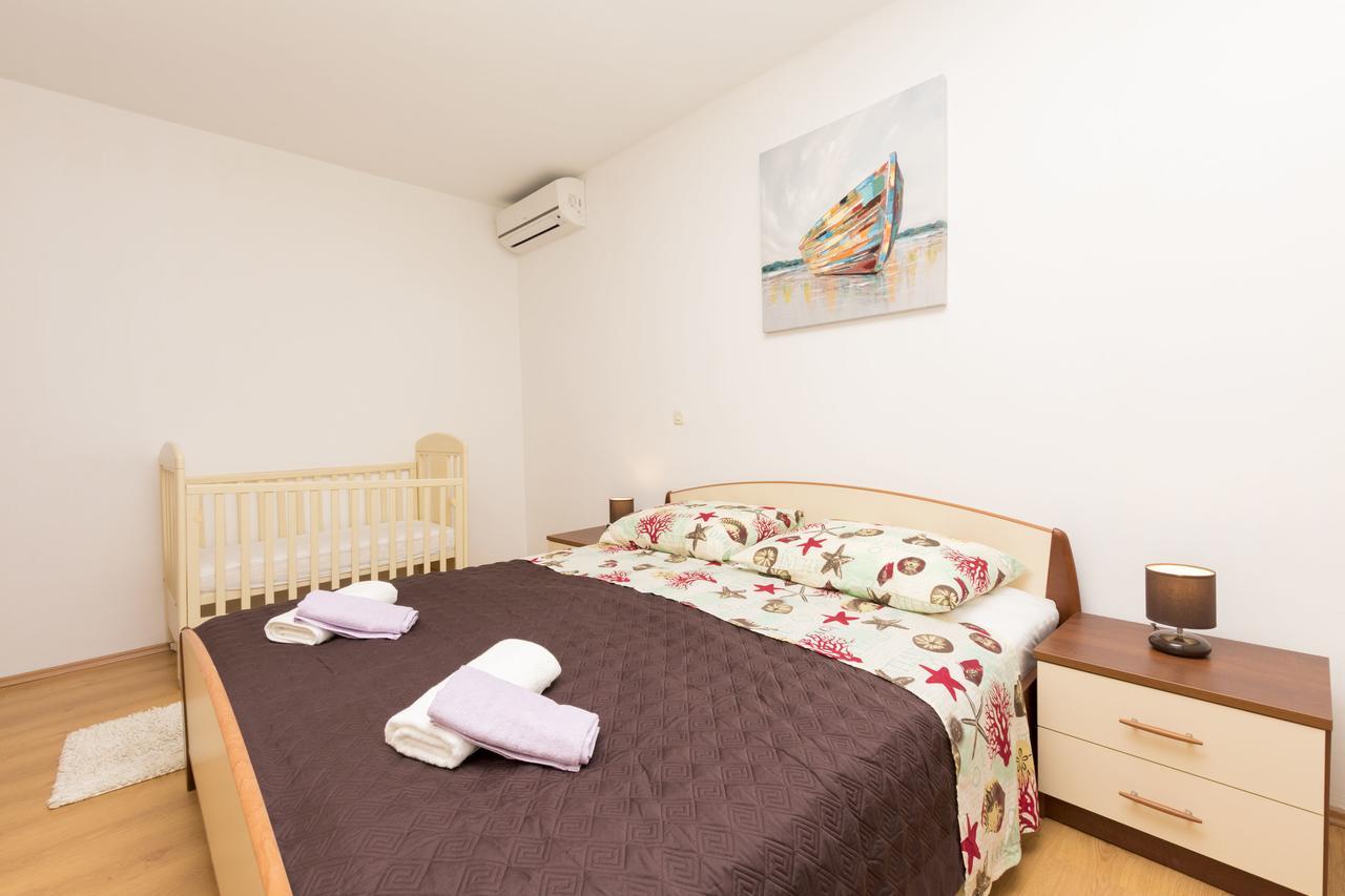 Apartment Petea Omiš Quarto foto
